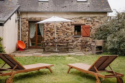 Jardin de l'établissement Les Gîtes de la Cour au Mercier