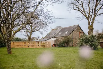 Jardin de l'établissement Les Gîtes de la Cour au Mercier