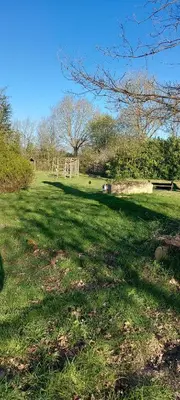 Jardin de l'établissement Les Gîtes de la Cour au Mercier