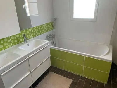 Salle de bains dans l'établissement maison individuelle