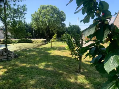 Jardin de l'établissement Gîte de la Bourrelière, Meublé de tourisme 3 étoiles