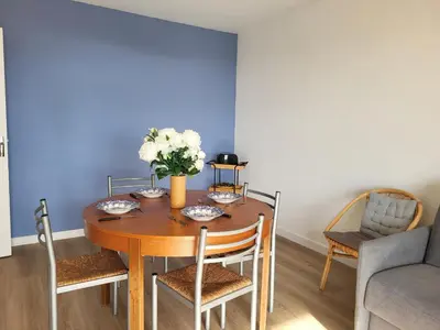 Coin salon dans l'établissement Appartement rénové pour 4 pers., vue mer, salle de jeux et parking inclus - FR-1-364-180