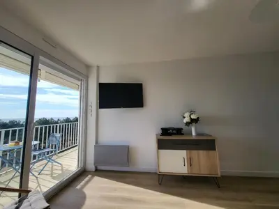 Télévision ou salle de divertissement dans l'établissement Appartement rénové pour 4 pers., vue mer, salle de jeux et parking inclus - FR-1-364-180