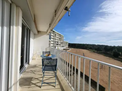 Balcon ou terrasse dans l'établissement Appartement rénové pour 4 pers., vue mer, salle de jeux et parking inclus - FR-1-364-180