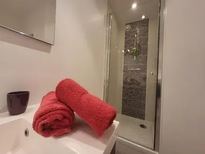 Salle de bains dans l'établissement Appartement rénové pour 4 pers., vue mer, salle de jeux et parking inclus - FR-1-364-180