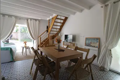 Télévision ou salle de divertissement dans l'établissement Au petit jardin d Aizenay