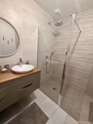 Salle de bains dans l'établissement Villa avec Spa niché dans la forêt à deux pas des plages