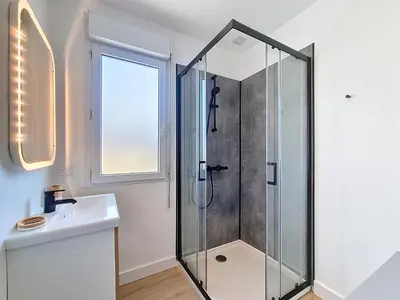 Salle de bains dans l'établissement L'Urbaine, Maison de ville spacieuse, Jardin, WIFI
