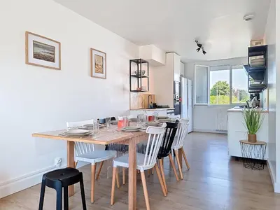 Cuisine ou kitchenette dans l'établissement L'Urbaine, Maison de ville spacieuse, Jardin, WIFI