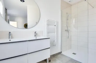 Salle de bains dans l'établissement Belle maison pour 8 - 300m de la plage - Terrasse