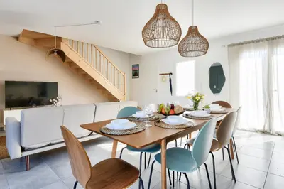 Télévision ou salle de divertissement dans l'établissement Belle maison pour 8 - 300m de la plage - Terrasse