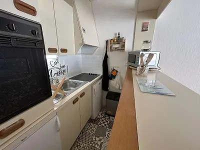 Cuisine ou kitchenette dans l'établissement Appartement lumineux 4 couchages, balcon, parking - Saint-Jean-de-Monts - FR-1-224C-344