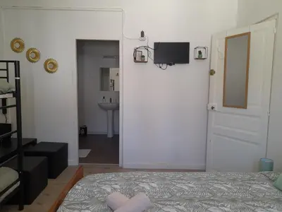 Télévision ou salle de divertissement dans l'établissement La Goyave de Cholet
