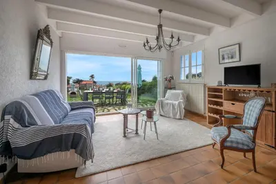 Télévision ou salle de divertissement dans l'établissement Maison pour 8, vue mer, 400m de la plage