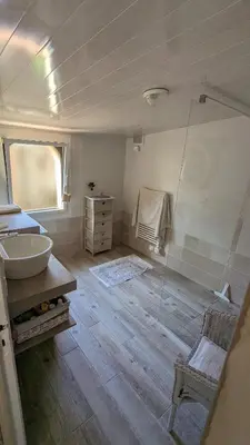 Coin salon dans l'établissement Chambre dans un cadre bucolique avec petit-déjeuner