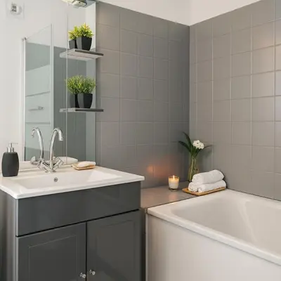 Salle de bains dans l'établissement T2 paisible avec balcon verdoyant