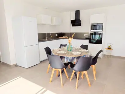 Cuisine ou kitchenette dans l'établissement Maison cosy et spacieuse