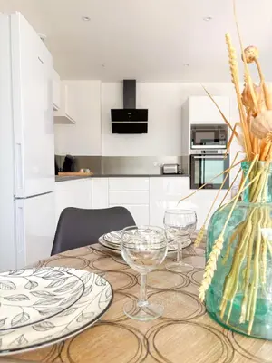 Cuisine ou kitchenette dans l'établissement Maison cosy et spacieuse