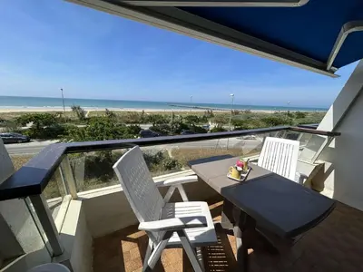 Vue générale sur la mer ou vue sur la mer prise depuis l'appartement