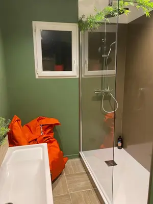 Salle de bains dans l'établissement IBI ENJOY Maison d'hôtes