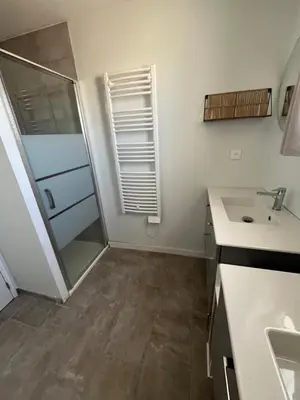 Salle de bains dans l'établissement Location maison balnéaire 8 couchages 50m plage du Cormier