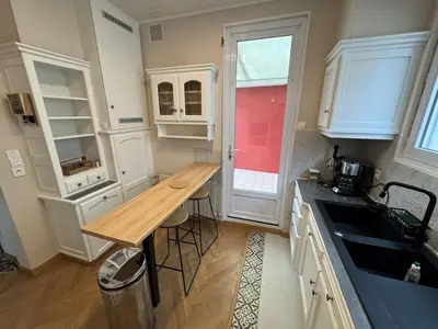 Cuisine ou kitchenette dans l'établissement Maison lumineuse et chaleureuse