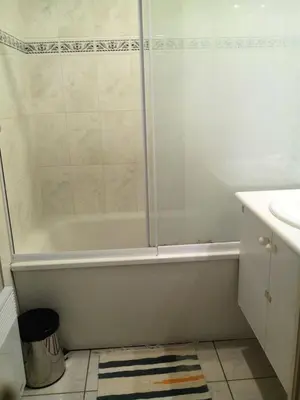 Salle de bains dans l'établissement Résidence Alizée A - SAINT MARC SUR MER résidence Alizée 2 pièces cabine MAE-7611