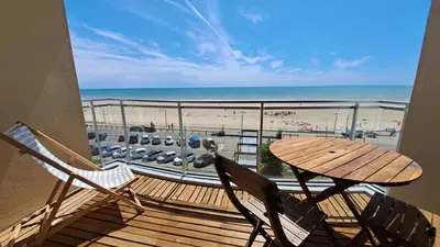 Vue générale sur la mer ou vue sur la mer prise depuis l'appartement