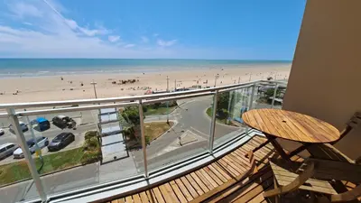 Vue générale sur la mer ou vue sur la mer prise depuis l'appartement
