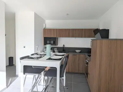Cuisine ou kitchenette dans l'établissement Appartement lumineux avec balcon & aperçu mer