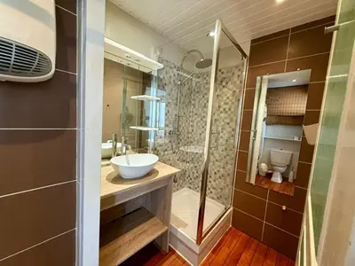 Salle de bains dans l'établissement Appartement au bord de la mer avec parking à Saint-Hilaire-de-Riez - FR-1-652-55