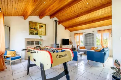 Télévision ou salle de divertissement dans l'établissement Gîte Refuge des Amis
