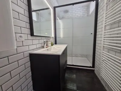 Salle de bains dans l'établissement Grand balcon face mer appartement 2 chambres rénové