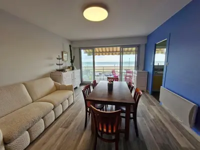 Coin salon dans l'établissement Grand balcon face mer appartement 2 chambres rénové