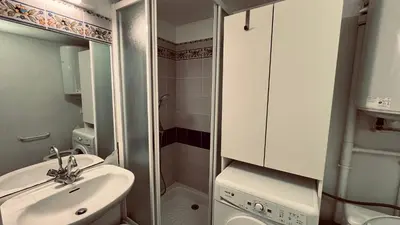 Salle de bains dans l'établissement Le Chêne Vert, piscine et forêt