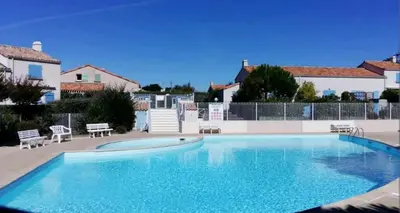 Piscine de l'établissement Le Chêne Vert, piscine et forêt ou située à proximité