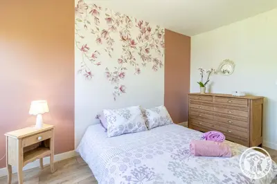 Un ou plusieurs lits dans un hébergement de l'établissement Gîte Ecrin de Verdure Jacuzzi et piscine