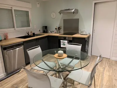Cuisine ou kitchenette dans l'établissement Gîte du marais 2