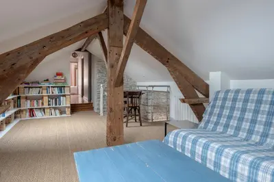Bibliothèque dans la maison de vacances