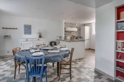 Cuisine ou kitchenette dans l'établissement Proche du port & plages - Terrasse - Maison pour 5