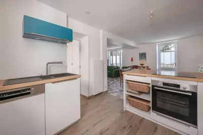 Cuisine ou kitchenette dans l'établissement Proche du port & plages - Terrasse - Maison pour 5