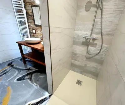 Salle de bains dans l'établissement Villa et Spa