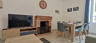 Télévision ou salle de divertissement dans l'établissement L'Atelier Gauthier
