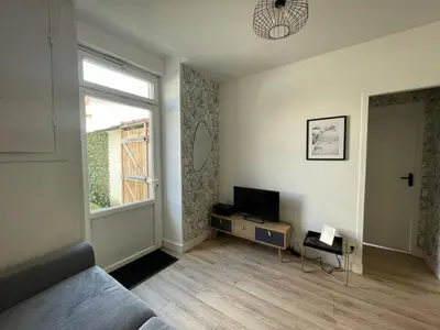 Télévision ou salle de divertissement dans l'établissement Charmant T2 avec cour extérieure