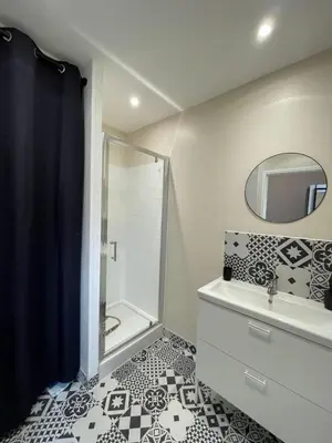 Salle de bains dans l'établissement Charmant T2 avec cour extérieure