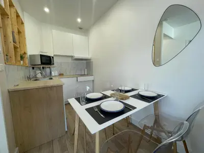 Cuisine ou kitchenette dans l'établissement Charmant T2 avec cour extérieure