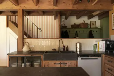 Cuisine ou kitchenette dans l'établissement LA MAREUILLE- Offre de lancement - Maison écorénovée dans une ancienne ferme en pleine nature - Morbihan