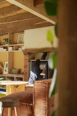 Coin salon dans l'établissement LA MAREUILLE- Offre de lancement - Maison écorénovée dans une ancienne ferme en pleine nature - Morbihan