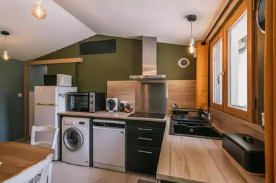 Cuisine ou kitchenette dans l'établissement La Maison de Dom