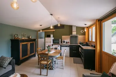 Cuisine ou kitchenette dans l'établissement La Maison de Dom